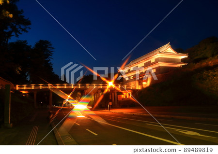 Castle town of Kanazawa city at night 89489819