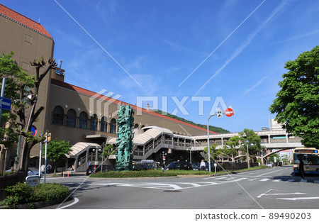 阪急寶塚站,車站大樓北側,陽光明媚的早晨 阪急寶塚站,車站大樓北側,陽光明媚的早晨 89490203
