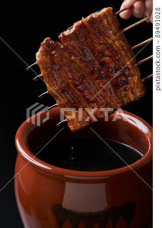 用醬汁浸泡鰻魚kabayaki 用醬汁浸泡鰻魚kabayaki 89491028