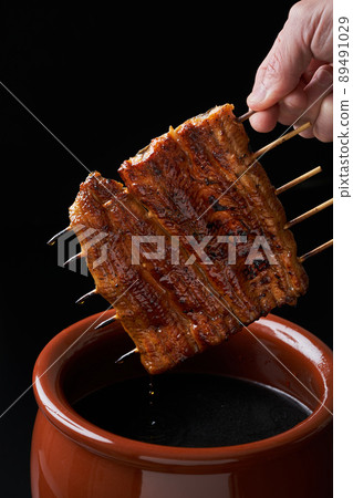 用醬汁浸泡鰻魚kabayaki 89491029