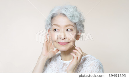 照顧白髮的高級婦女 照顧白髮的高級婦女 89491893