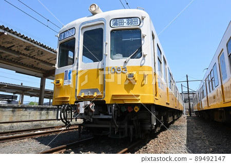 Kotoden Takamatsu Electric Railway 1080 type that stops at the depot Kotoden Takamatsu Electric Railway 1080 type that stops at the depot 89492147