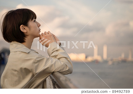 Woman indulging in wisdom 89492789