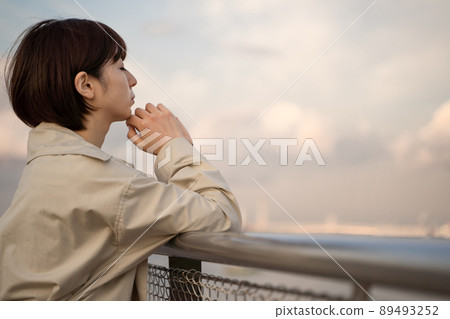 Woman indulging in wisdom Woman indulging in wisdom 89493252