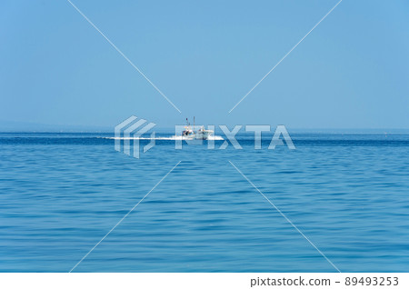 [Fishing boat] A fishing boat that runs through the sea of calm 89493253