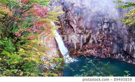 岩手縣雫石町勝根田溪谷的秋葉瀑布 岩手縣雫石町勝根田溪谷的秋葉瀑布 89493859