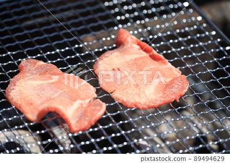 Charcoal-grilled beef tongue (BBQ) 89494629