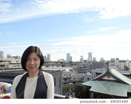 以藍天和摩天大樓為背景的健康之美 以藍天和摩天大樓為背景的健康之美 89495499