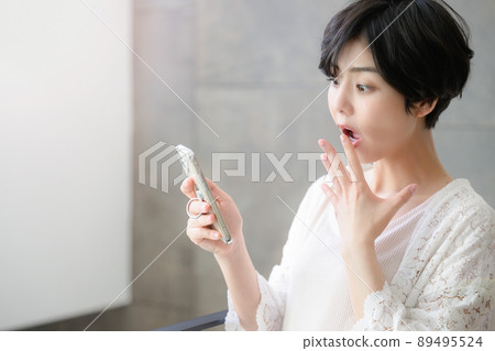 看智能手機的驚奇的婦女 89495524