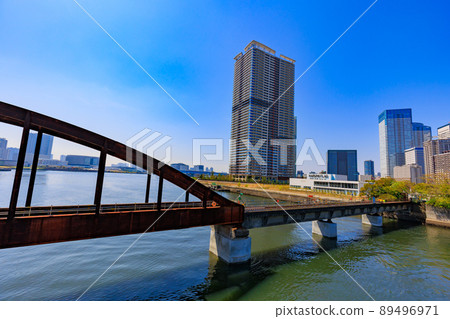 東京中央區晴海橋和塔樓的城市景觀 東京中央區晴海橋和塔樓的城市景觀 89496971