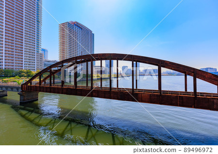 東京中央區晴海橋和塔樓的城市景觀 89496972