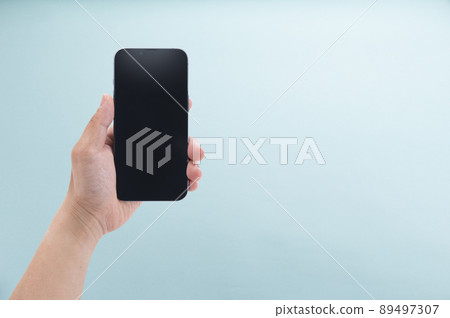 一個人的手有智能手機的 89497307