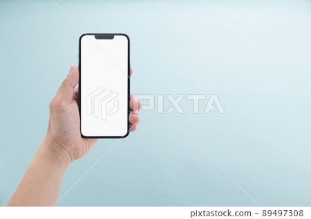 一個人的手有智能手機的 89497308