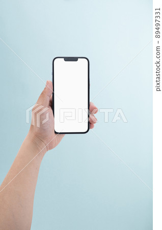 一個人的手有智能手機的 89497331
