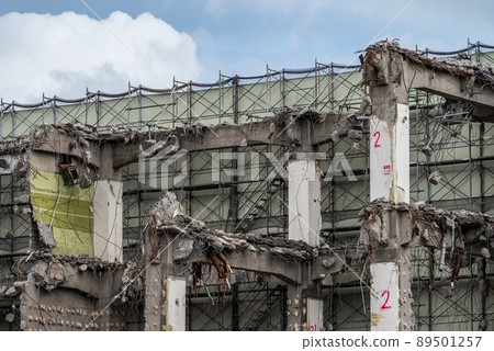 Blue sky and demolition work of reinforced concrete structure 89501257