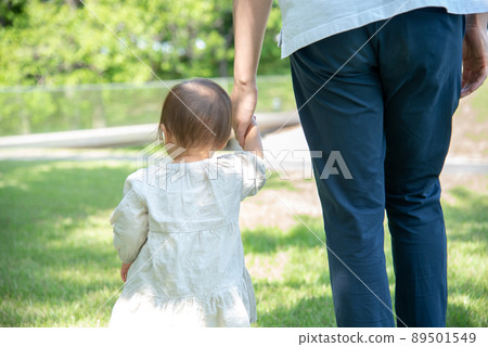 父親手牽一歲的嬰兒 89501549