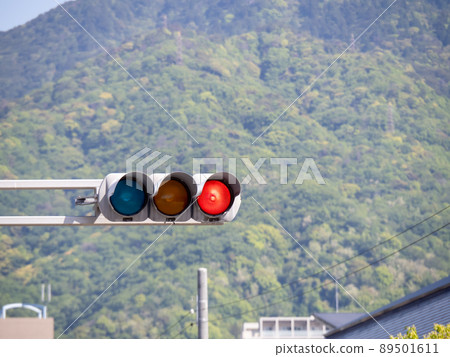 有紅燈的紅綠燈。 89501611