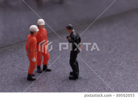 A businessman who apologizes to the workers 89502055
