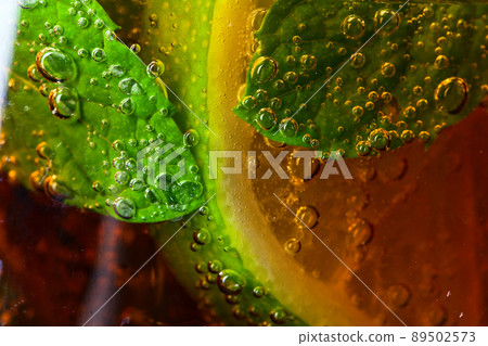 cocktail Cuba libre with lime and peppermint leaves 89502573