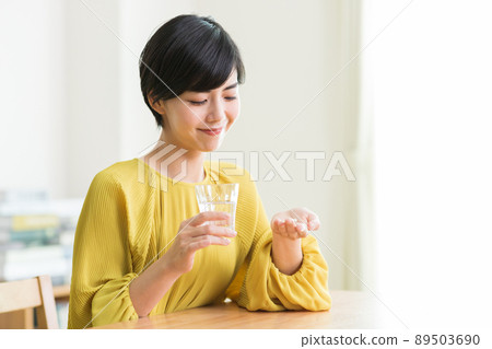 女性服用藥物補充健康 89503690