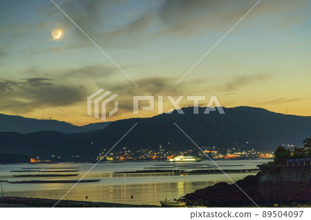 瀨戶內新月的夕陽照耀著牡蠣架子 89504097