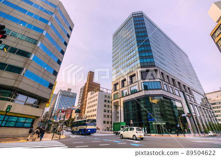 日本東京城市景觀，俯瞰茅場町站前廣場和 Kabutocho 的交匯處和 Kabutocho 的新地標“KABUTO ONE” 89504622