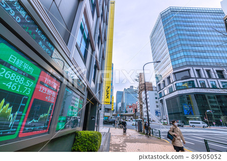 日本東京城市景觀，俯瞰茅場町站前廣場和 Kabutocho 的交匯處和 Kabutocho 的新地標“KABUTO ONE” 89505052