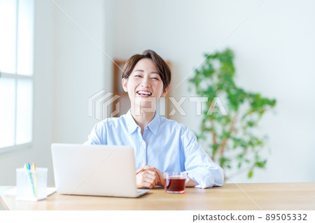 Middle woman teleworking in the living room Middle woman teleworking in the living room 89505332