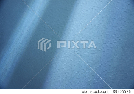Light and shadow of lights on the wallpaper cloth in the room 89505576