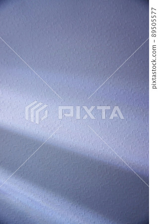 Light and shadow of lights on the wallpaper cloth in the room 89505577