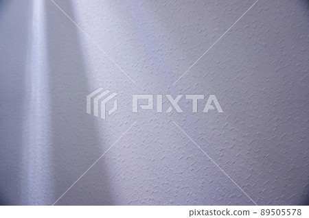 Light and shadow of lights on the wallpaper cloth in the room 89505578
