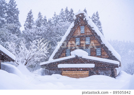 《Gifu Prefecture》 Snow-covered Shirakawa-go / winter gassho-zukuri village 89505842