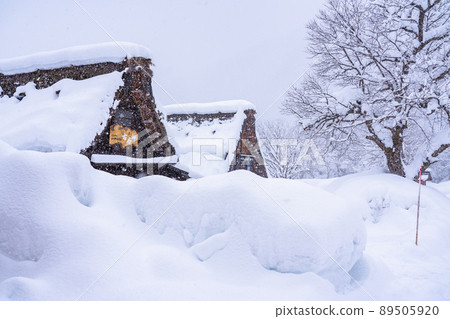 《岐阜縣》積雪的白川鄉/冬季合掌祖村 89505920