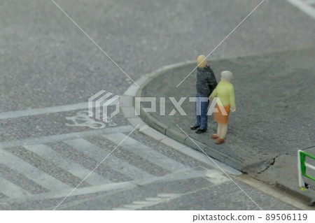 試圖穿過人行橫道的老人 89506119