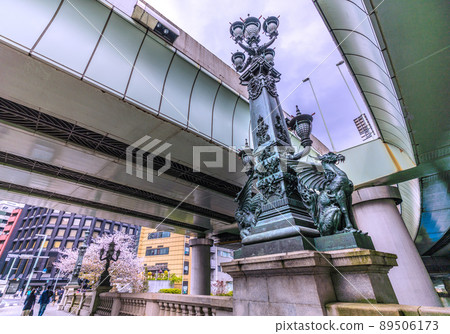 Tokyo cityscape of Japan: Overlooking the cityscape of Nihonbashi, the Metropolitan Expressway, cherry blossoms, etc. = April 7 89506173