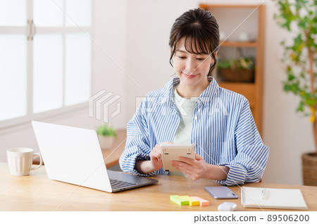 遠程辦公的年輕女子 89506200