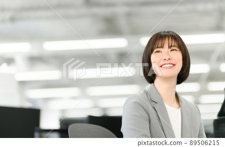 在辦公室工作的商務人士（西裝） 89506215