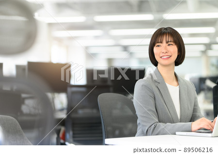 在辦公室工作的商務人士（西裝） 89506216