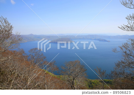 Lake Towada in early summer seen from Ohanabe Mountain Viewpoint in Aomori Lake Towada in early summer seen from Ohanabe Mountain Viewpoint in Aomori 89506823
