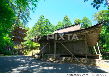 [Japan Heritage] Myotsuji Temple, the only national treasure building in the prefecture, the main hall of the national treasure, the three-storied pagoda, and the blue sky in early summer 2 Obama City, Fukui Prefecture 89507727