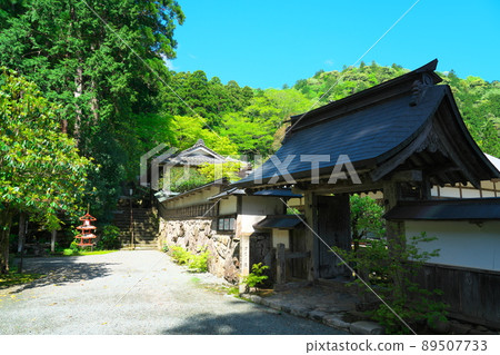 [Japan Heritage] Myotsuji Temple, the only national treasure building in the prefecture, the approach to the fresh green and the gate of Honbo, Obama City, Fukui Prefecture 89507733