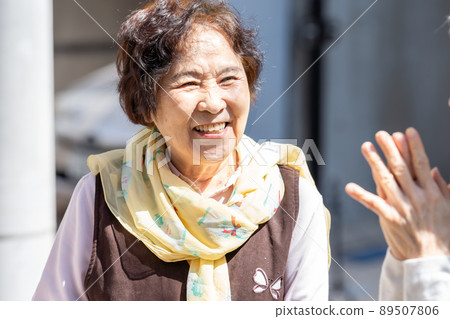 Senior female chattering smile Senior female chattering smile 89507806