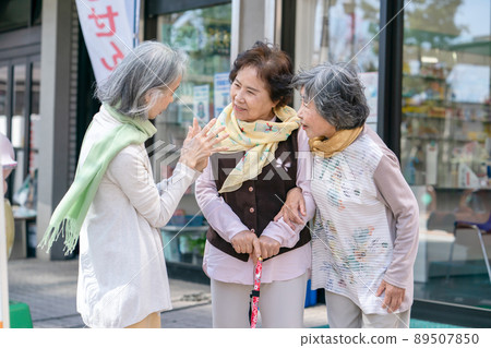 資深女性喋喋不休的微笑 89507850