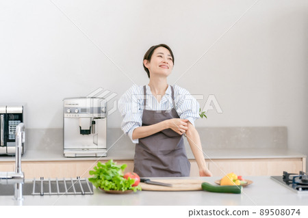 廚房女人微笑 89508074