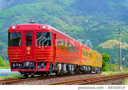 [2nd generation Iyonada Monogatari] Kiha 185 series, limited express Iyonada Monogatari passing through the Iyonada Monogatari signal field (Ozu edition) 89508919