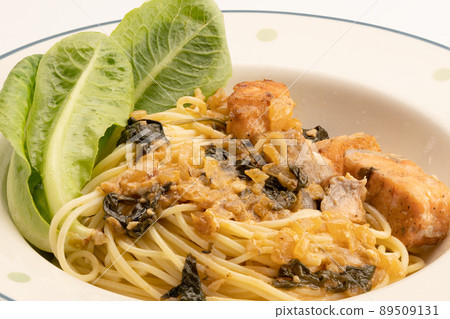 Closeup view of Italian cuisine, homemade creamy spaghetti with spinach, salmon and green vegetables. 89509131