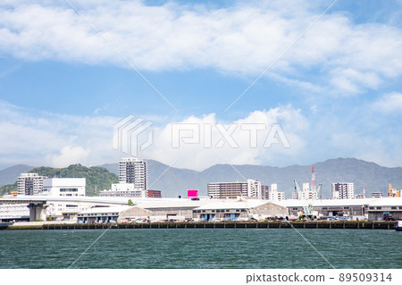 廣島灣的出島港。大型貨船進出港口。您可以看到廣島高速公路 3 號。請使用它作為圖像背景。廣島縣 廣島灣的出島港。大型貨船進出港口。您可以看到廣島高速公路 3 號。請使用它作為圖像背景。廣島縣 89509314