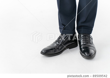 Businessman's feet 89509542