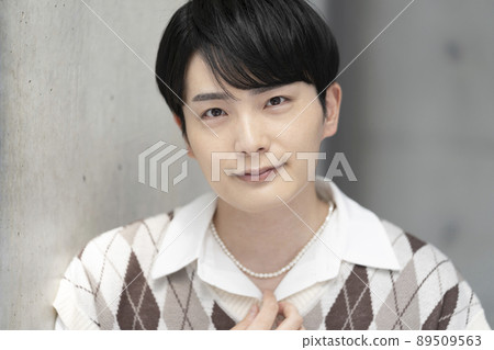 Portrait of a man in his twenties Portrait of a man in his twenties 89509563