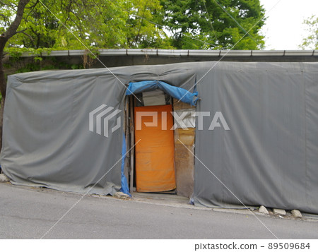 In the alleyway, vegetable garden, and garden of the Buddha. 89509684